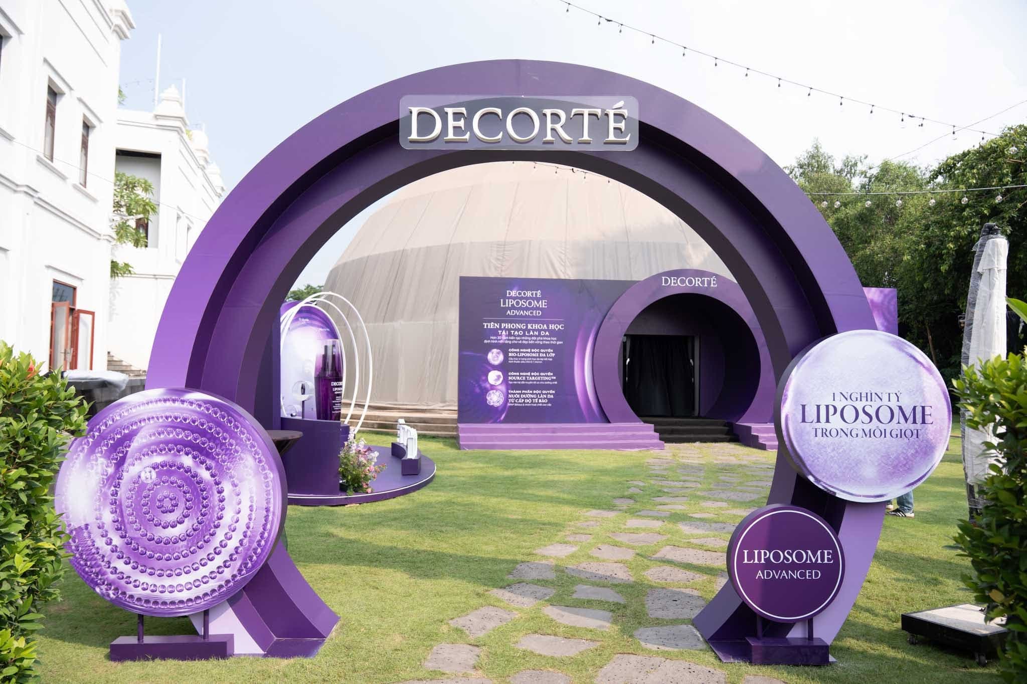 DECORTÉ Sun Shelter UV Comfort testing bar with bespoke display fixtures