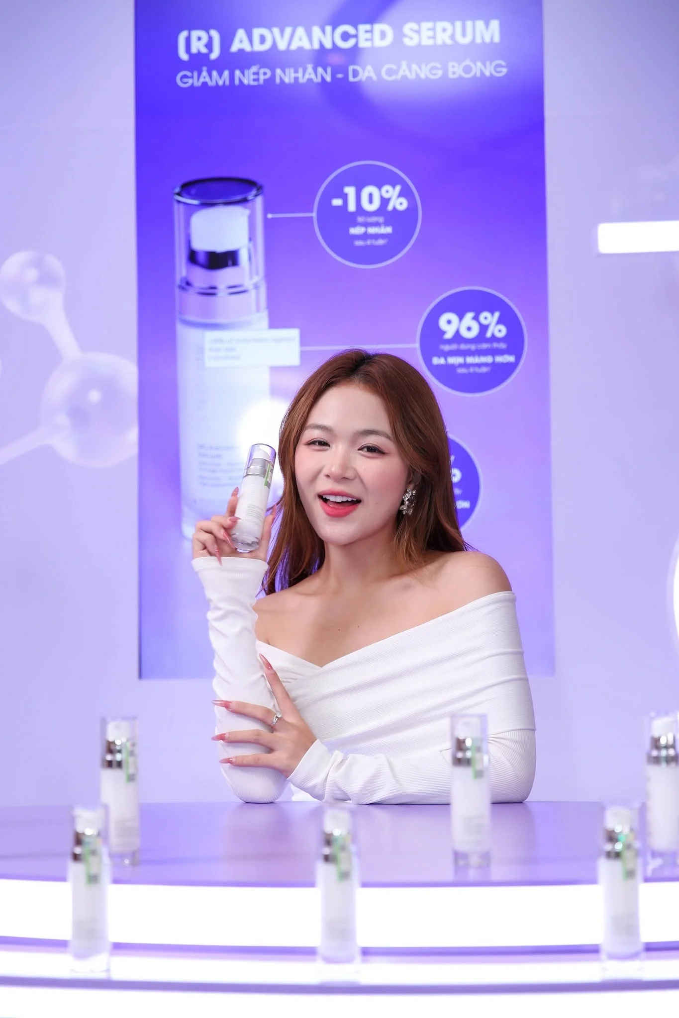 Beauty creator holding TEOXANE (R) Advanced Serum