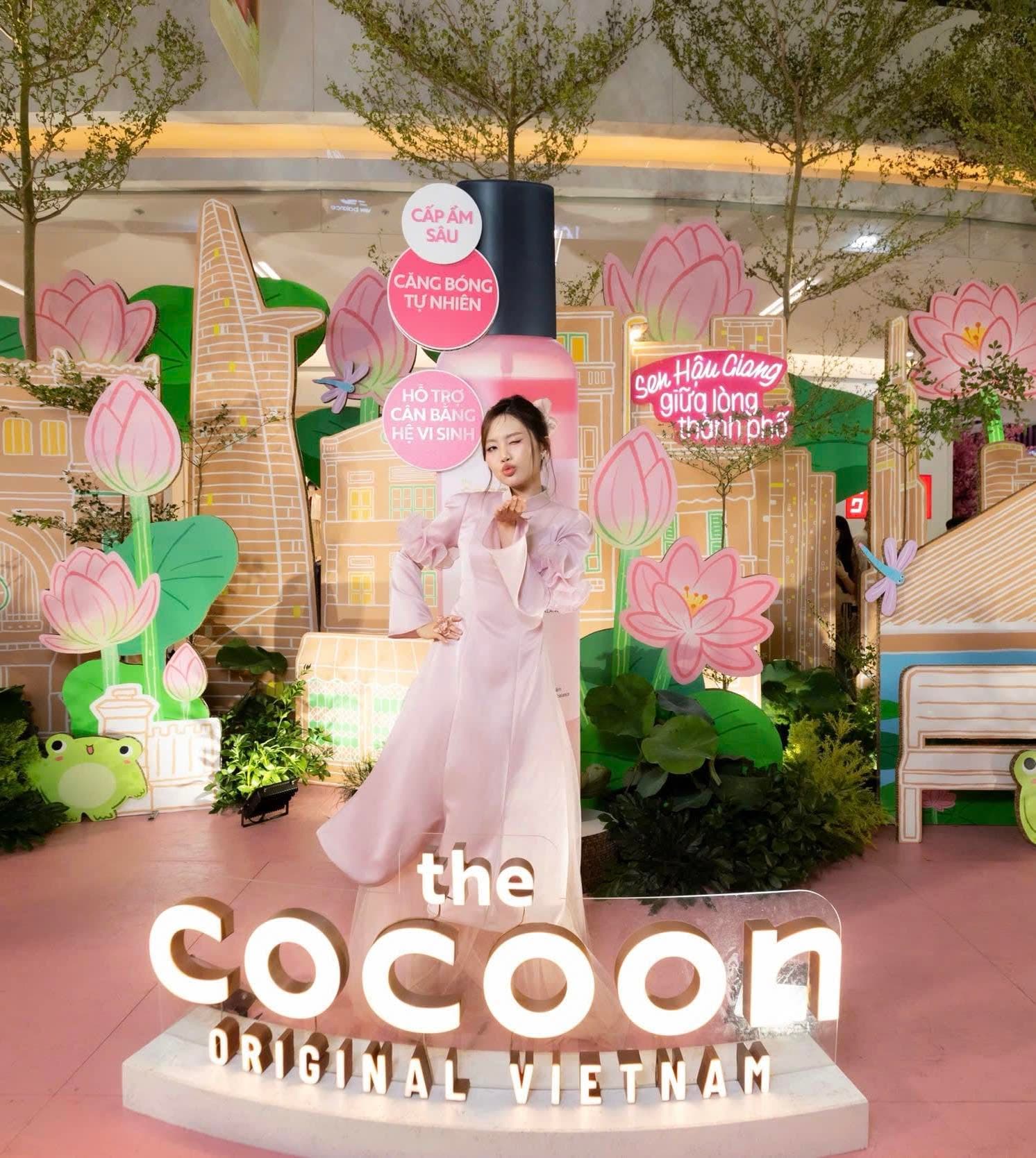 Visitors experiencing Cocoon vegan skincare stations