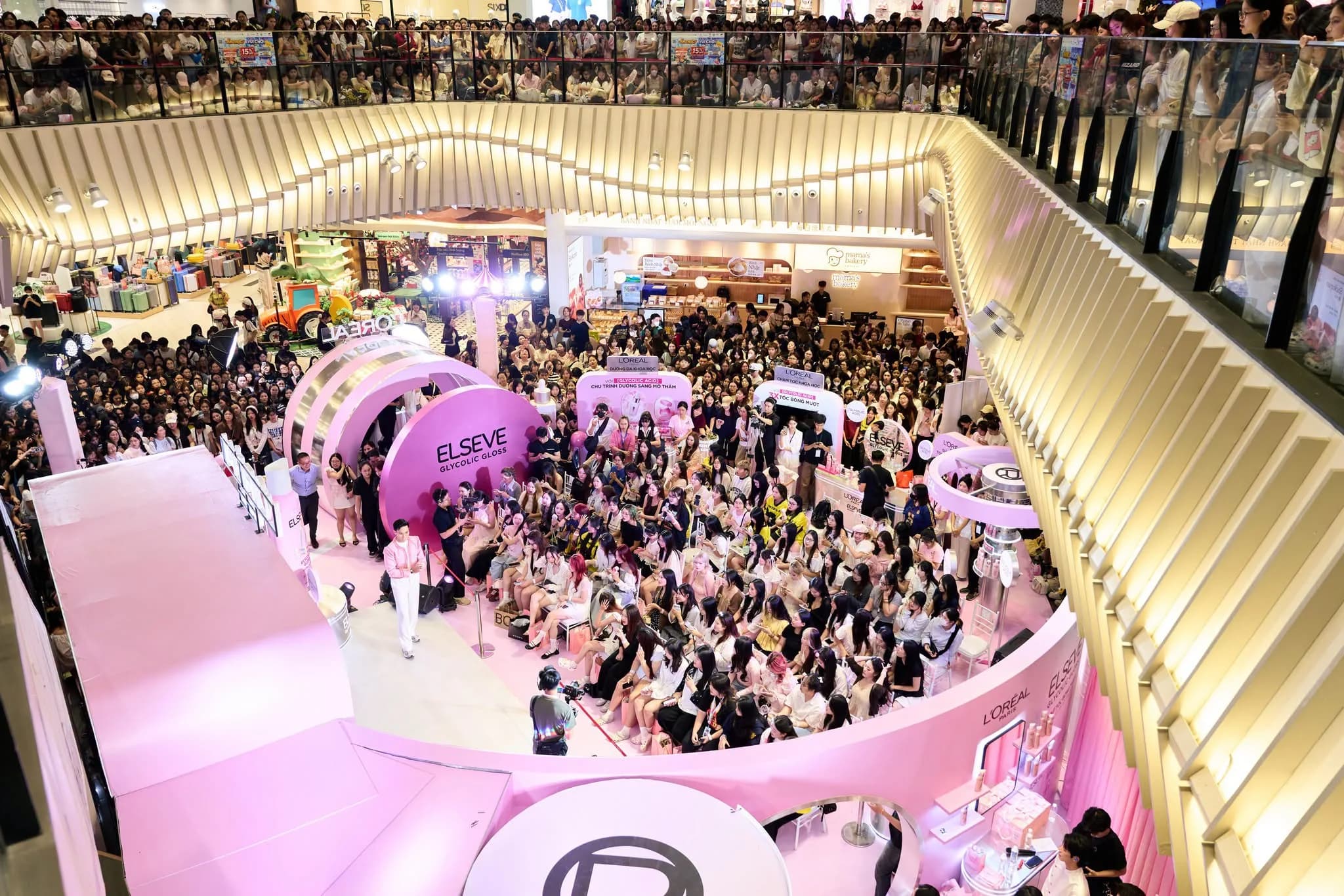 Enthusiastic crowd enjoying the L'Oréal Paris Elseve activation