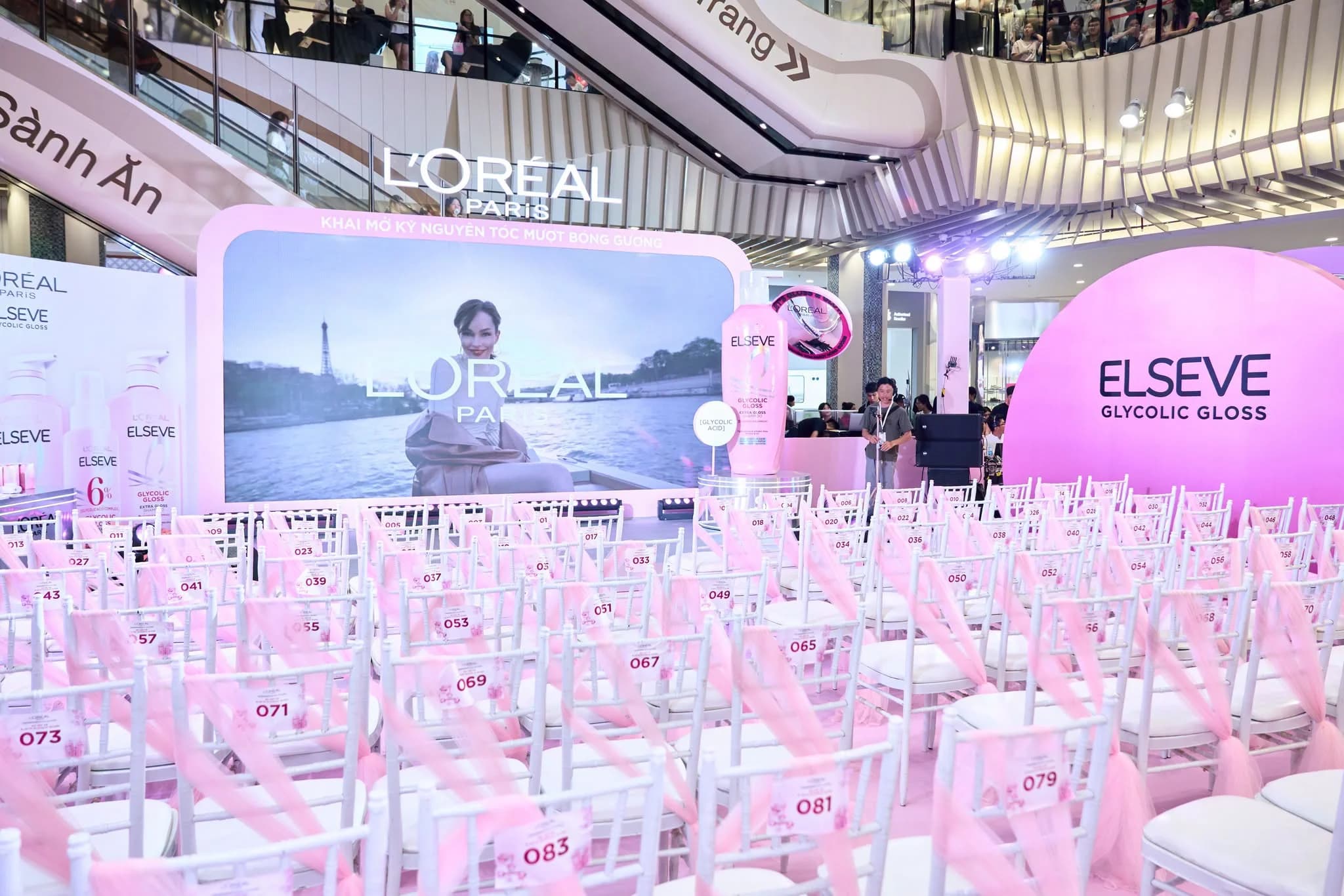 Haircare advisors and gift distribution booth