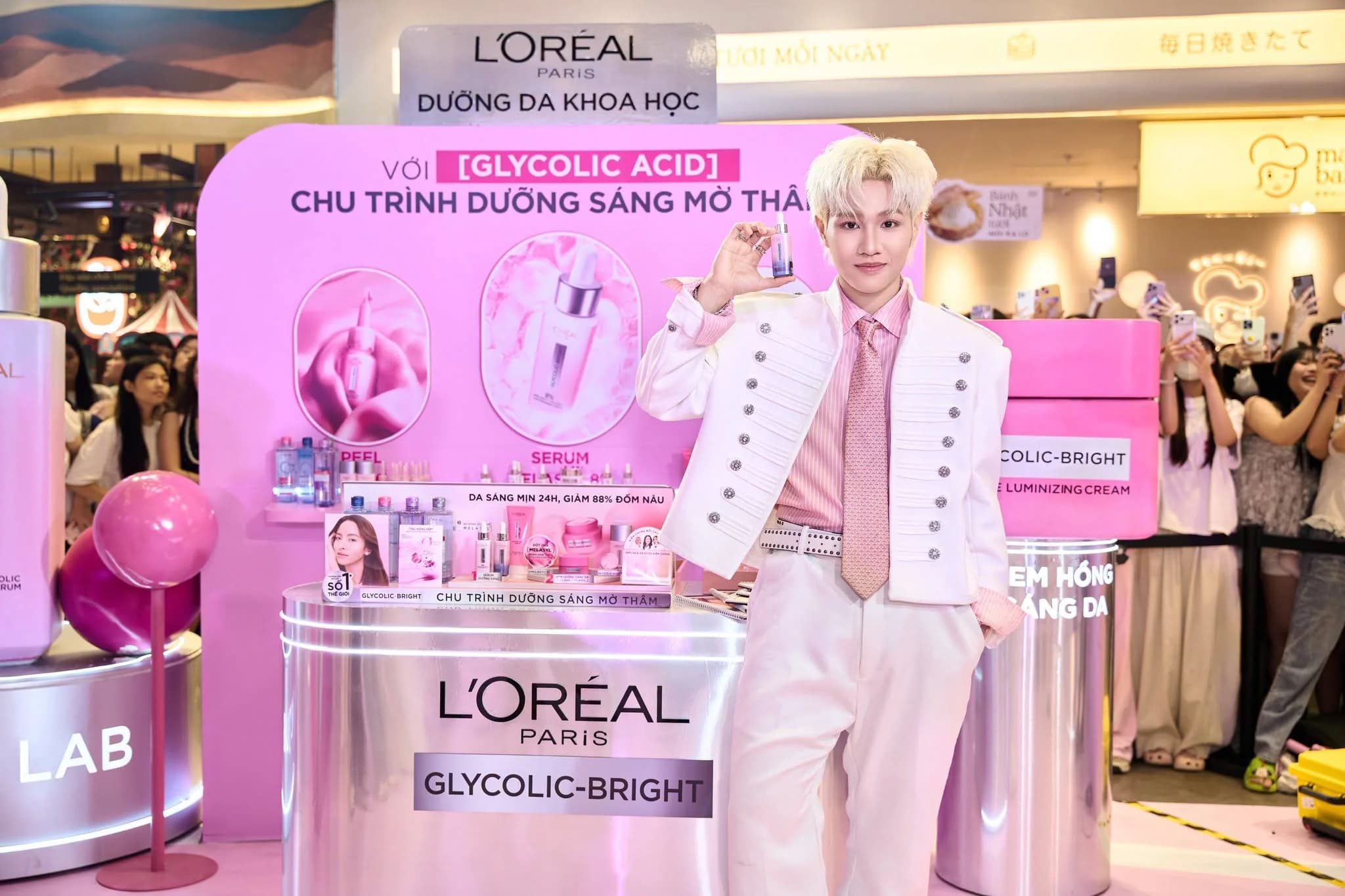 Elseve Glycolic Gloss product display and science showcase